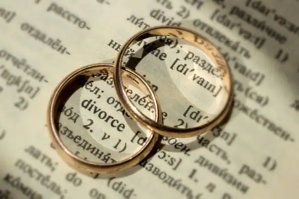 Image of rings removed before divorce mediation Ashford